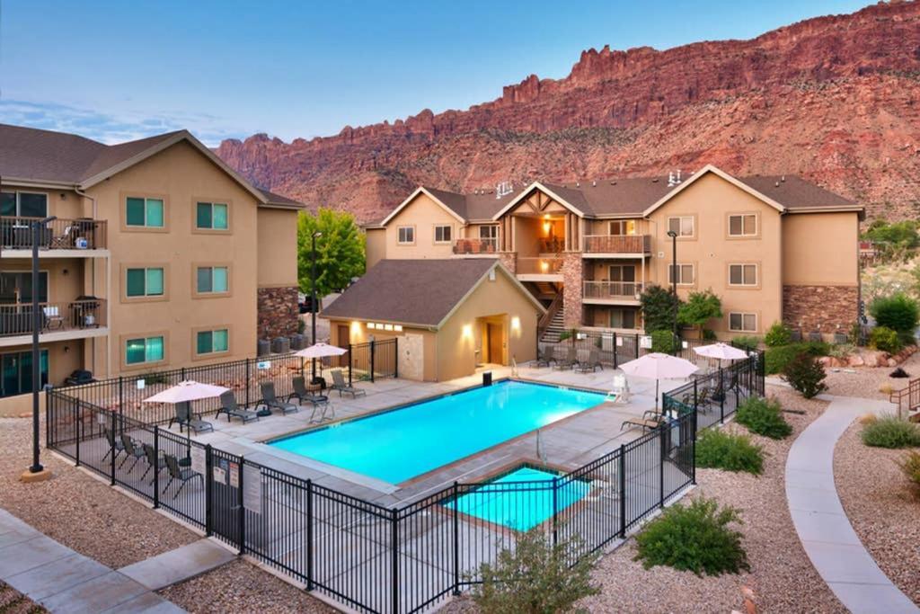 6H Spacious Redcliff Condo, Pool & Hot Tub Moab Bagian luar foto
